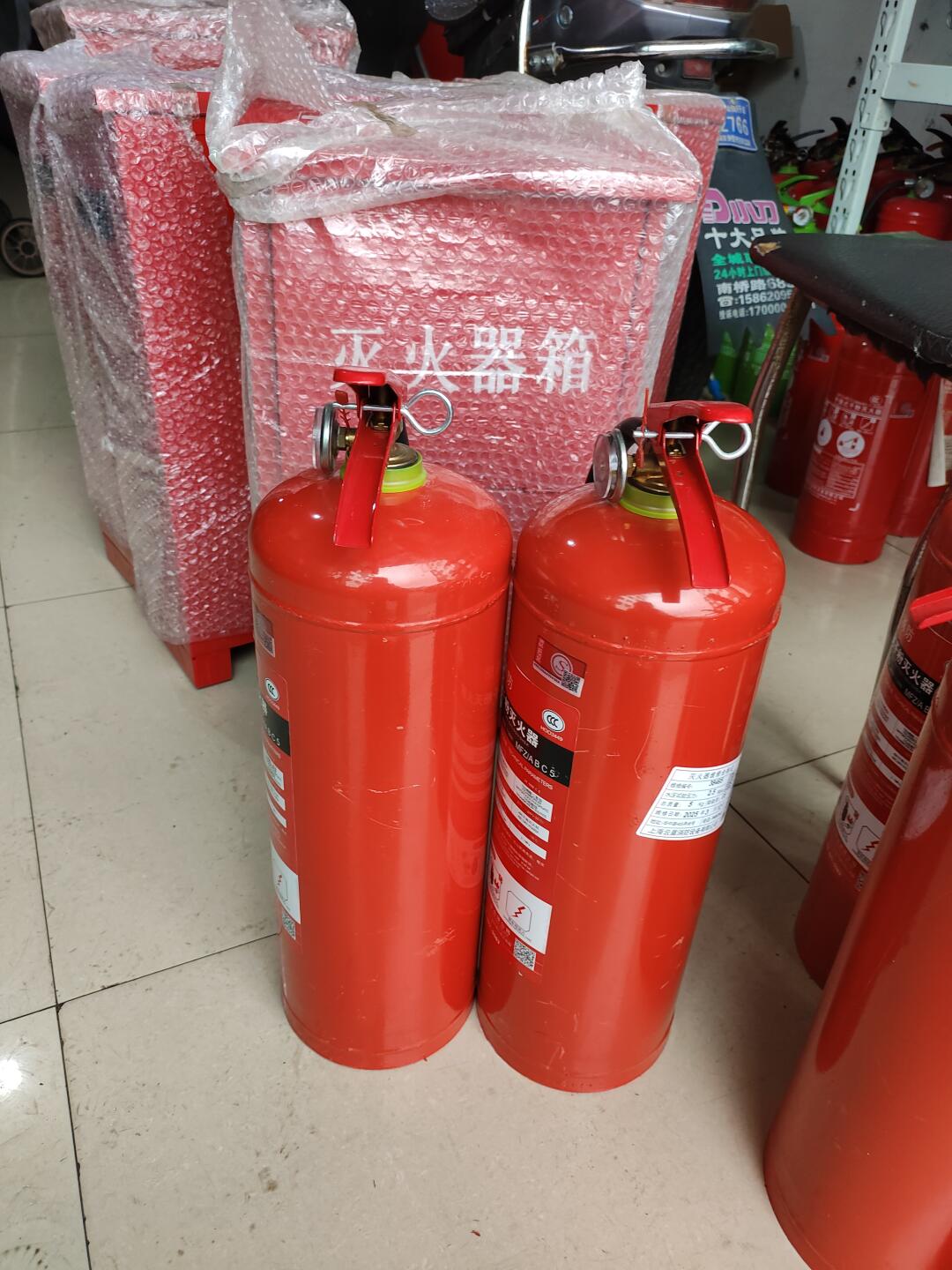 轿车突发自燃险情农行员工快速处置(图1)